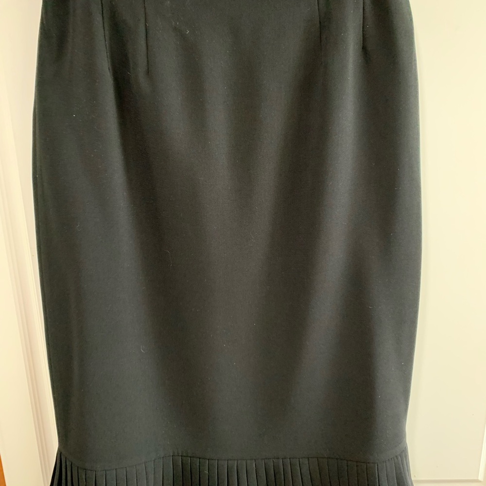 Ladies size 8 black skirt by Collections For Le Suit